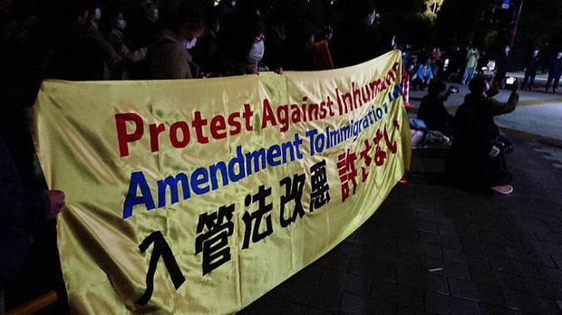 Des manifestants brandissent une banderole pour s’opposer à l’immigration