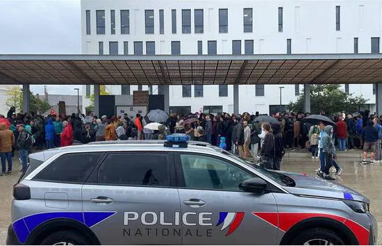 Manifestants hall gare routière