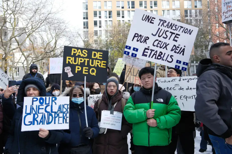 Des manifestants se sont réunis au centre-ville de Montréal pour protester contre la décision du gouvernement de mettre fin au Programme de l’expérience québécoise (PEQ)