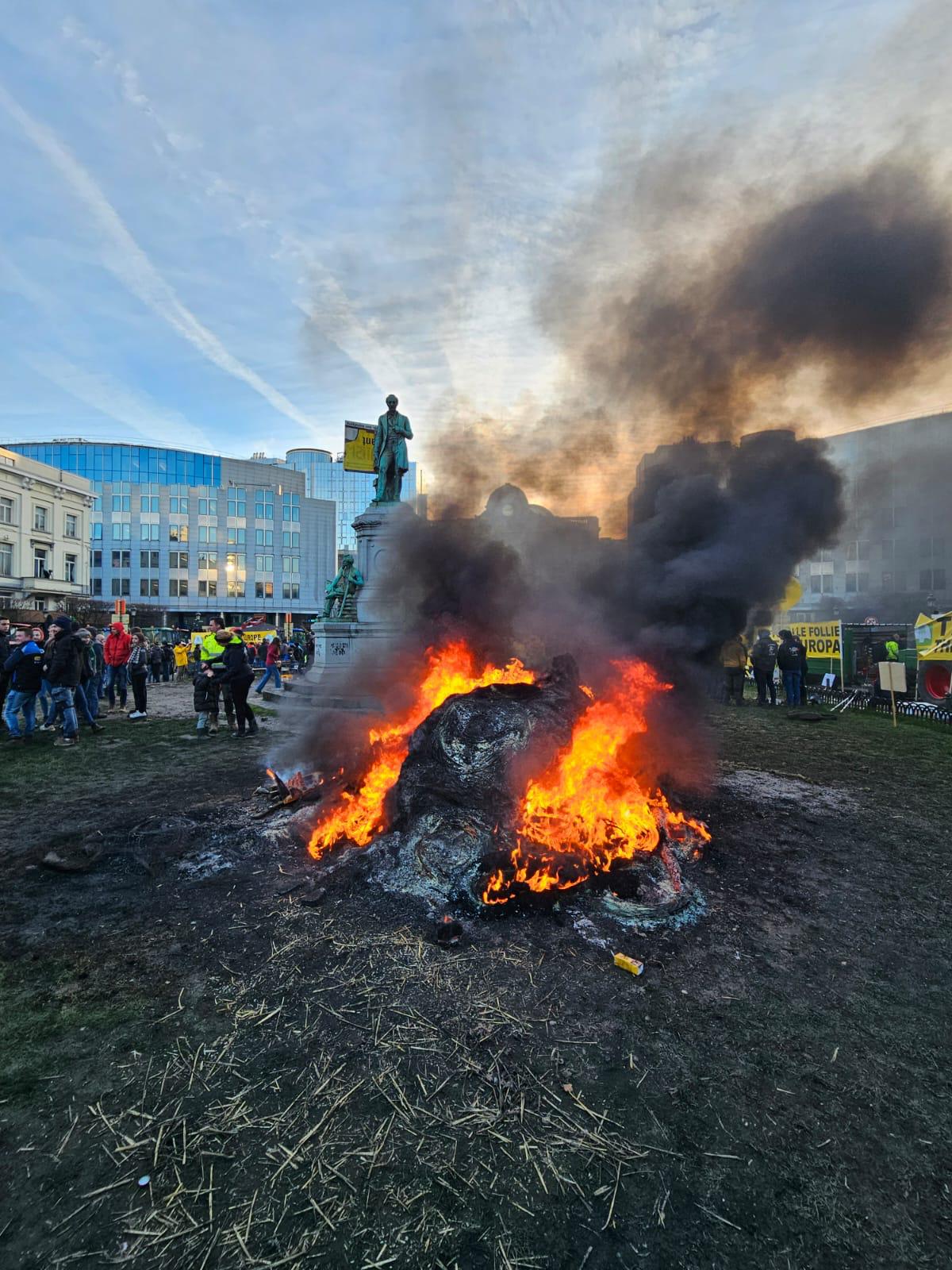 « Oui pour aider l&rsquo;Ukraine dans un contexte de guerre, non pour créer une situation de concurrence déloyale qui profite à quelques milliardaires ou à quelques milliardaires qui ne respectent pas nos règles » – Emmanuel Macron à Bruxelles lors du sommet européen ce 1er février 2024 alors que les agriculteurs de toute l&rsquo;Europe manifestés dans la capitale de l&rsquo;Union européenne. 