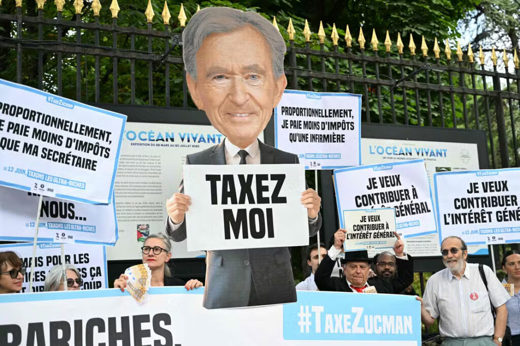Manifestation devant le Sénat, à Paris, le 12 juin 2025.