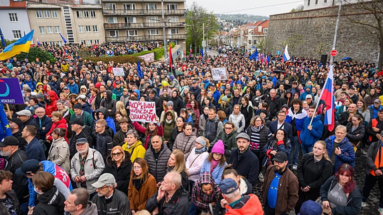 Des personnes participent &agrave; une manifestation organis&eacute;e par Slovaquie progressiste devant le Parlement &agrave; Bratislava ce 14 avril