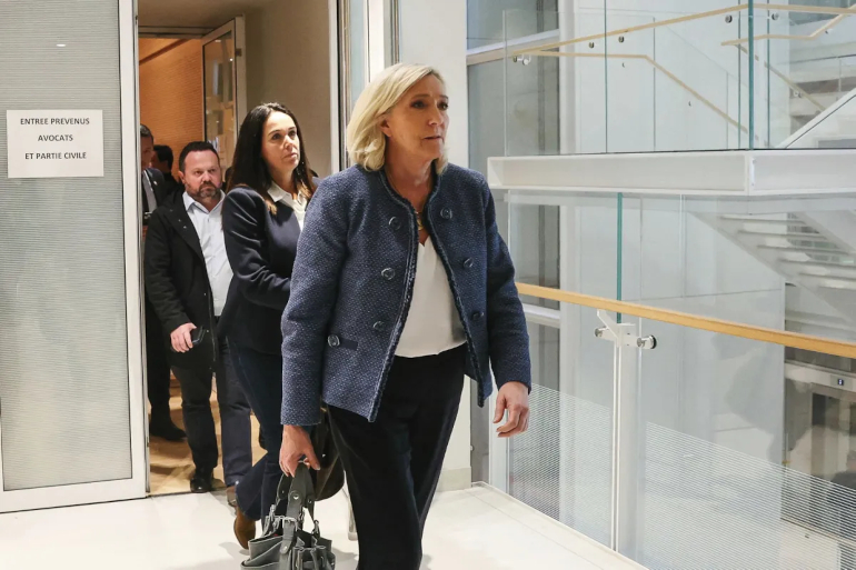 Marine Le Pen quitte le tribunal correctionnel avant m&ecirc;me l&rsquo;annonce de sa peine.