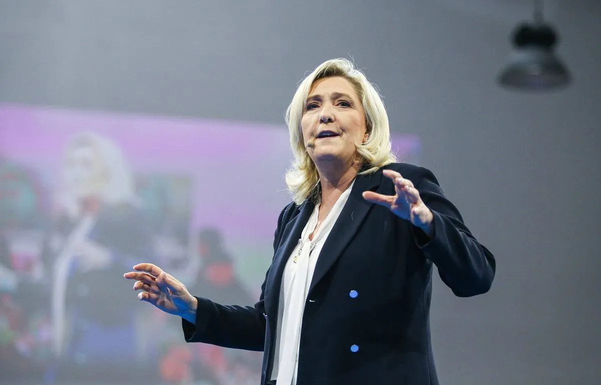 « Emmanuel Macron voulait mettre le pays &lsquo;en marche&rsquo;, il l’a mis en panne! Il voulait incarner le mouvement, la France est paralysée quand le monde galope. Rarement un président n’a été si déconnecté, si esseulé, si assiégé » – Marine Le Pen lors de la fête de la Nation au Havre ce 1er mai.