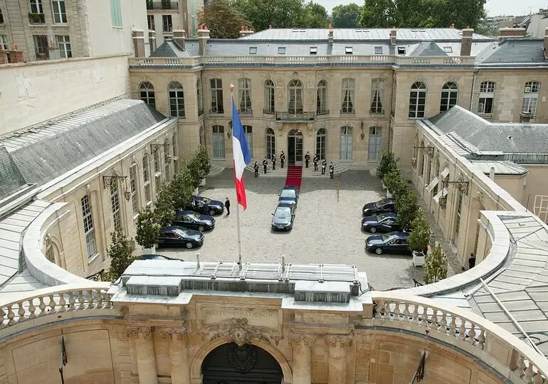 Droite et gauche font monter la pression sur Emmanuel Macron pour un Premier ministre