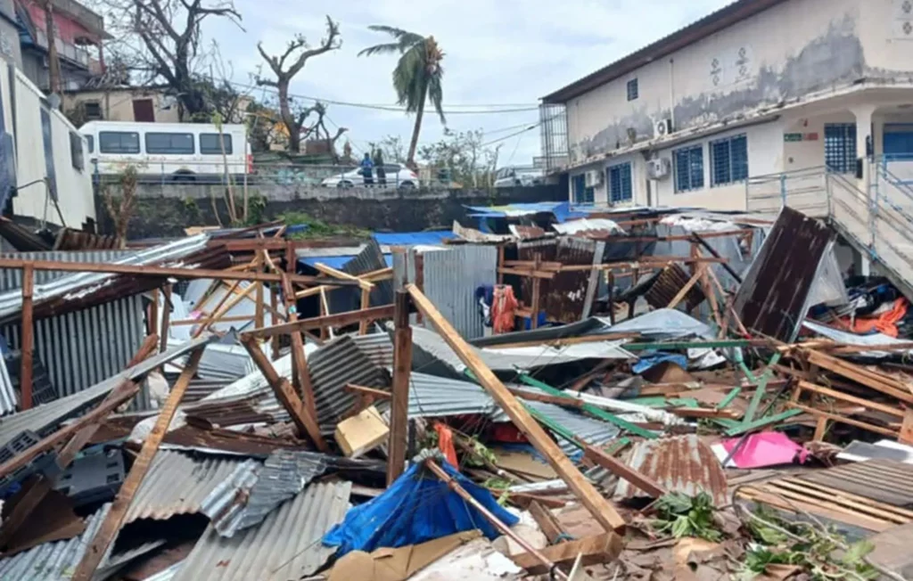 
Cette photographie montre un tas de débris de tôles et de bois après que le cyclone Chido a frappé Mayotte, territoire français de l'océan Indien, le 14 décembre 2024, dans la capitale Mamoudzou. ©Daniel MOUHAMADI / AFP