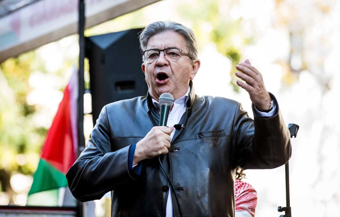Le leader des insoumis Jean-Luc Mélenchon est revenu sur le débat houleux concernant l&rsquo;identité nationale, dans un entretien accordé pour 20 minutes, publié ce mercredi 12 février. « Il faut faciliter l’accès à la nationalité française », s&rsquo;est insurgé Jean-Luc Mélenchon, qualifiant le débat d' »odieux » et qui « n’a donc pas lieu d’être ».