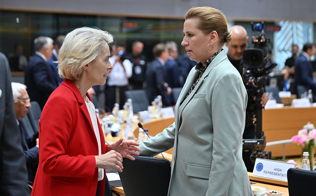 La Première ministre danoise Mette Frederiksen (à droite) et la présidente de la Commission européenne, Ursula von der Leyen (à gauche).