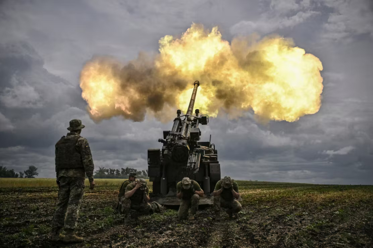 Des militaires ukrainiens tirent avec un canon Caesar fran&ccedil;ais en direction des positions russes, dans le Donbass, dans l&rsquo;est de l&rsquo;Ukraine, le 15 juin 2022.