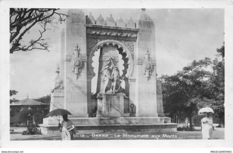 Le Monument aux morts de la place Protêt, à l’arrière-plan le kiosque à musique du square de la place.