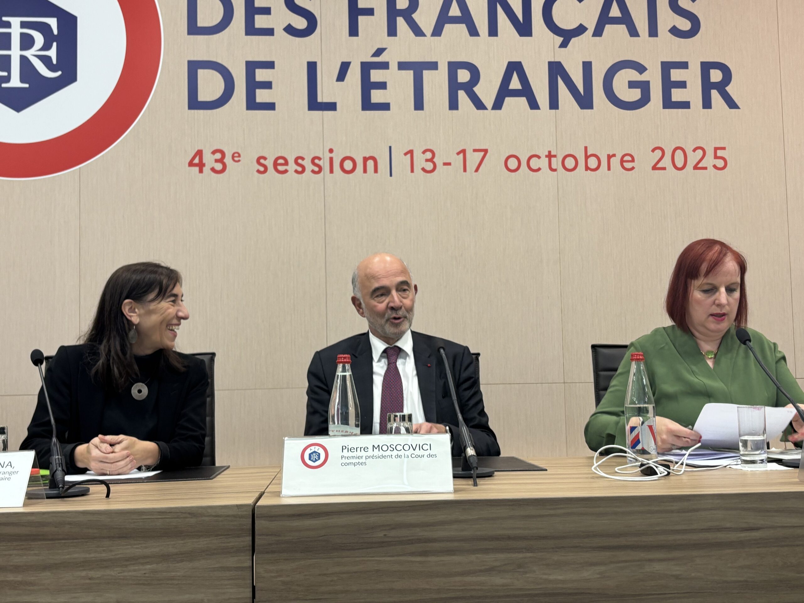 Pierre Moscovici, Premier président de la Cour des comptes à l'AFE, entouré de Pauline Carmona, Directrice de la DFAE et Hélène Degryse, Présidente de l'AFE