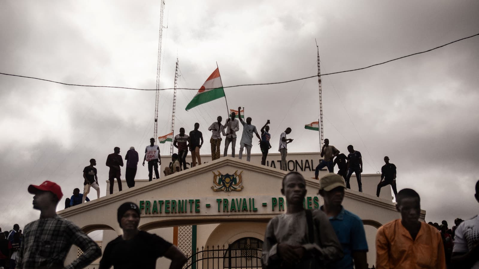 Le régime militaire du Niger issu d&rsquo;un coup d&rsquo;Etat a accusé mercredi les « forces françaises » d&rsquo;avoir violé la fermeture de l&rsquo;espace aérien nigérien, en vigueur depuis dimanche, et d&rsquo;avoir « d&rsquo;une facon unilatérale libéré des terroristes prisonniers », le mot « terroriste » désignant des jihadistes armés.