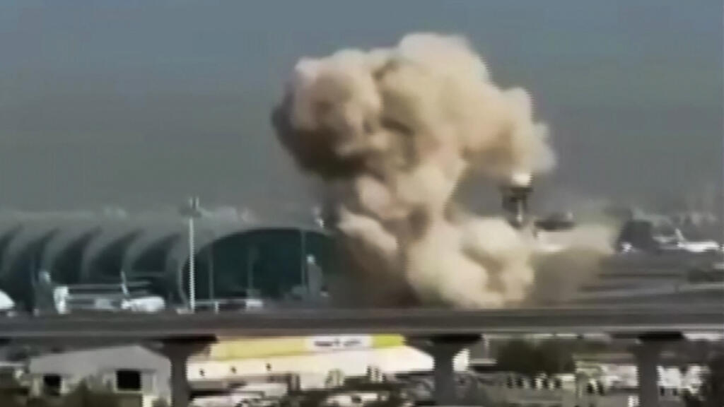 Un nuage de fum&eacute;e s'&eacute;l&egrave;ve au-dessus de l'a&eacute;roport de Duba&iuml;, le 7 mars 2026. Suite aux attaques iraniennes, le deuxi&egrave;me a&eacute;roport mondial en termes de passagers en 2025, fonctionne au ralenti.