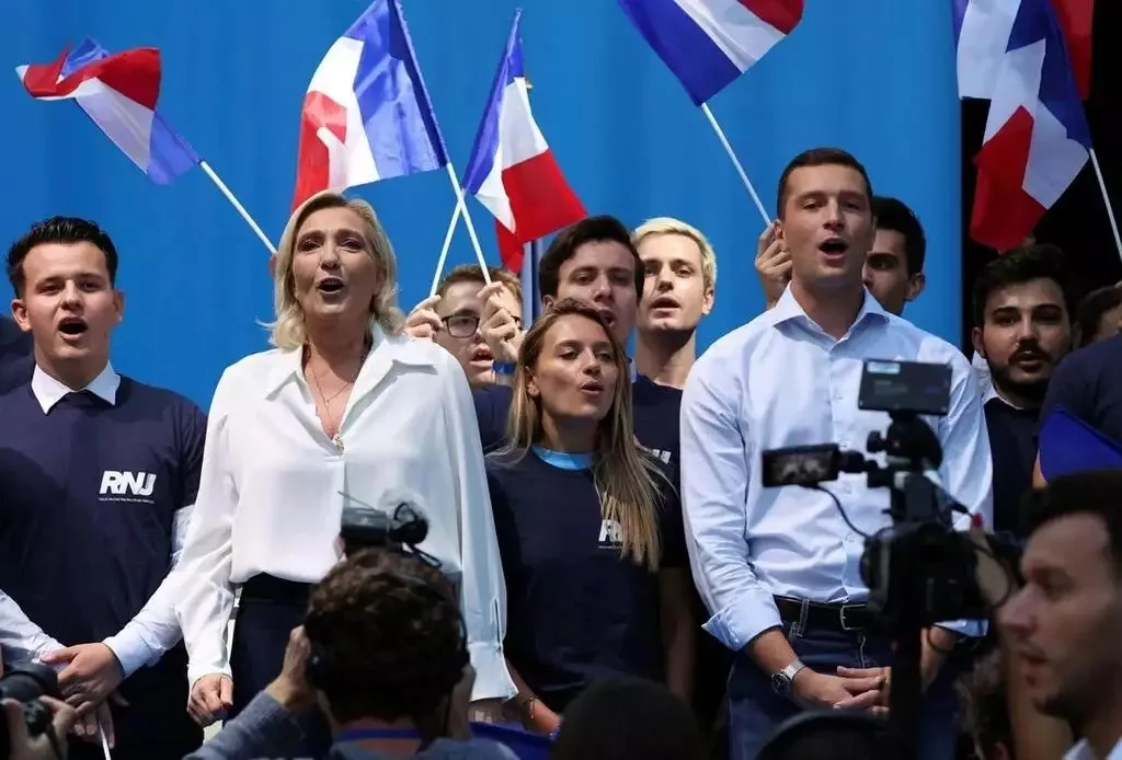 « Il reste dix mois et moi je suis convaincue qu&rsquo;il y aura à l&rsquo;issue de ces dix mois, ou au printemps ou à l&rsquo;automne, des nouvelles élections législatives », a ainsi assuré Marine Le Pen lors de l&rsquo;université de rentrée du RN ce dimanche 15 septembre 2024.