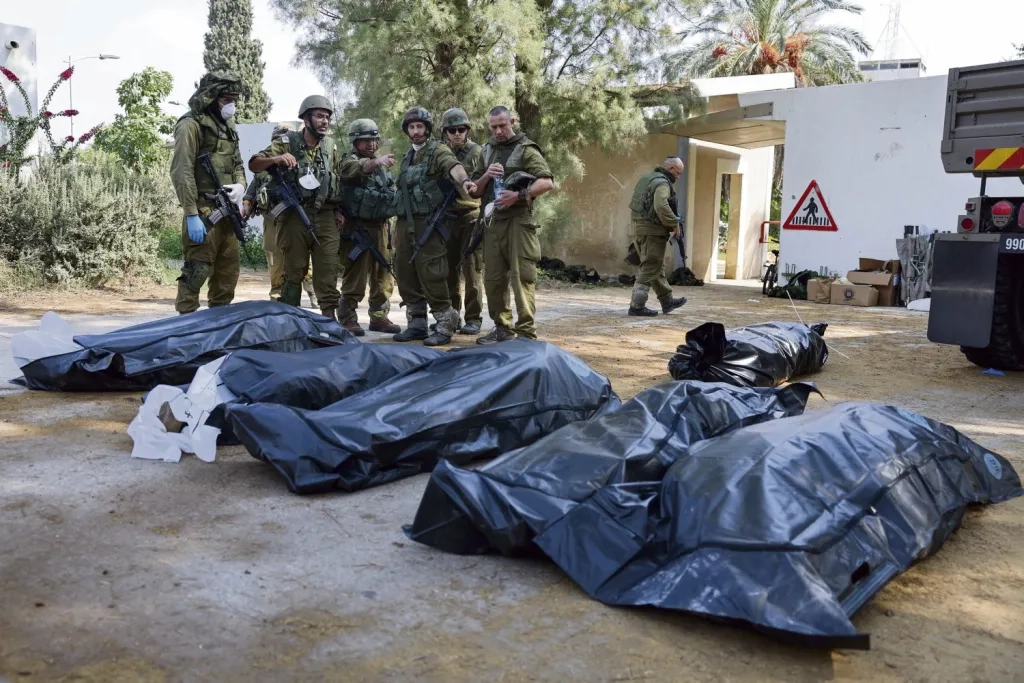 Le 10 octobre, des soldats israéliens à Kfar Aza. © JACK GUEZ / AFP