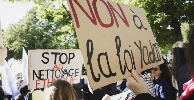 Des pancartes d&eacute;non&ccedil;ant la loi Yadan et le nettoyage ethnique des territoires palestiniens, &agrave; Paris, en France, le 14 avril 2026.
