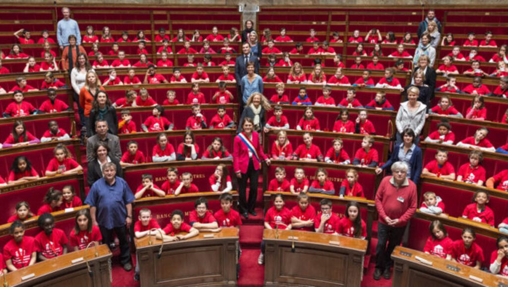 Et si la classe de votre enfant participait au Parlement des enfants ?