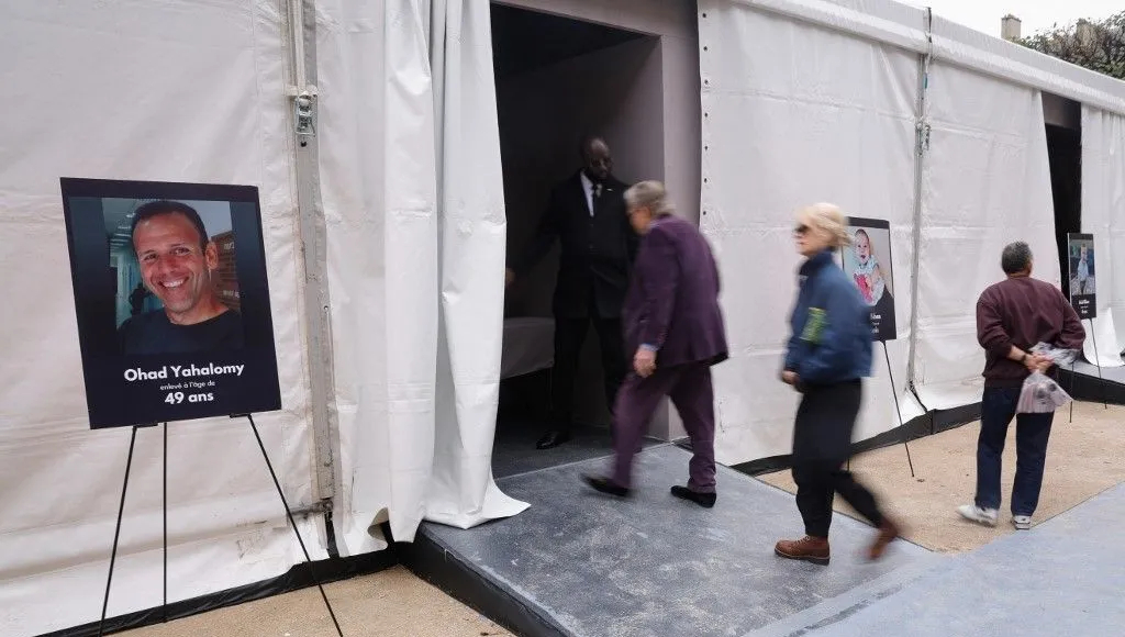 Le pavillon éphémère consacré aux victimes de l'attaque du 7 octobre