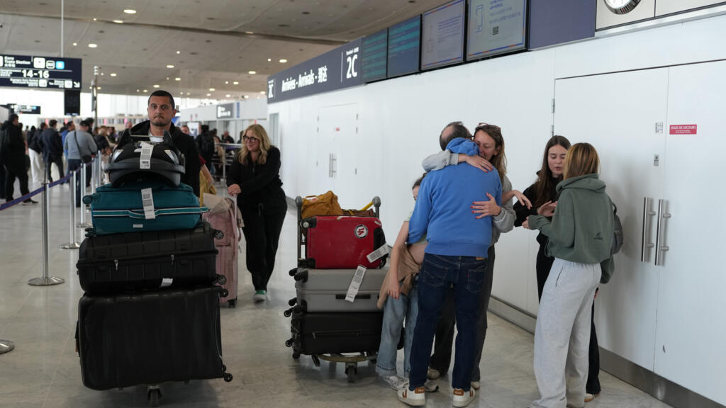 Des personnes arrivent de Duba&iuml; &agrave; l'a&eacute;roport international Charles de Gaulle de Roissy, pr&egrave;s de Paris, en France, le jeudi 5 mars 2026. &copy; Thibault Camus / AP