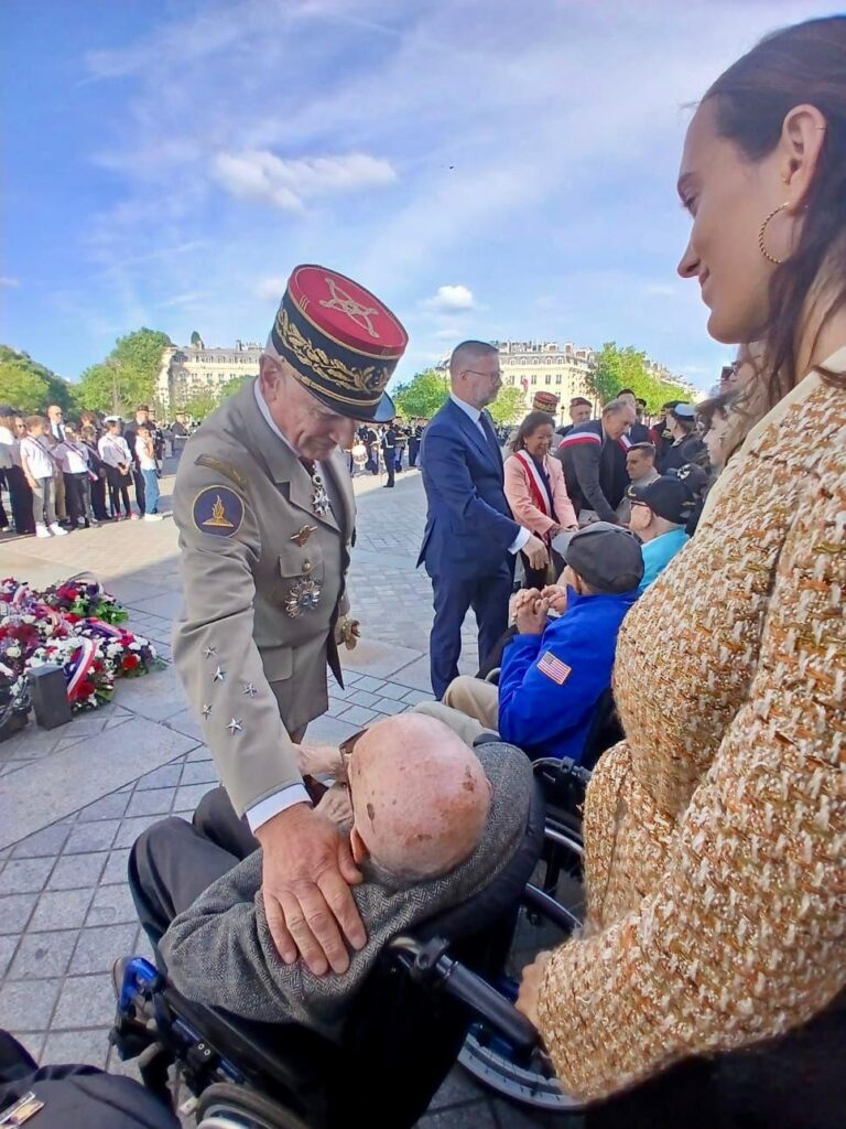 Peter Kenton avec un officier fran&ccedil;ais pour la comm&eacute;moration des 80 ans du D&eacute;barquement, en 2024