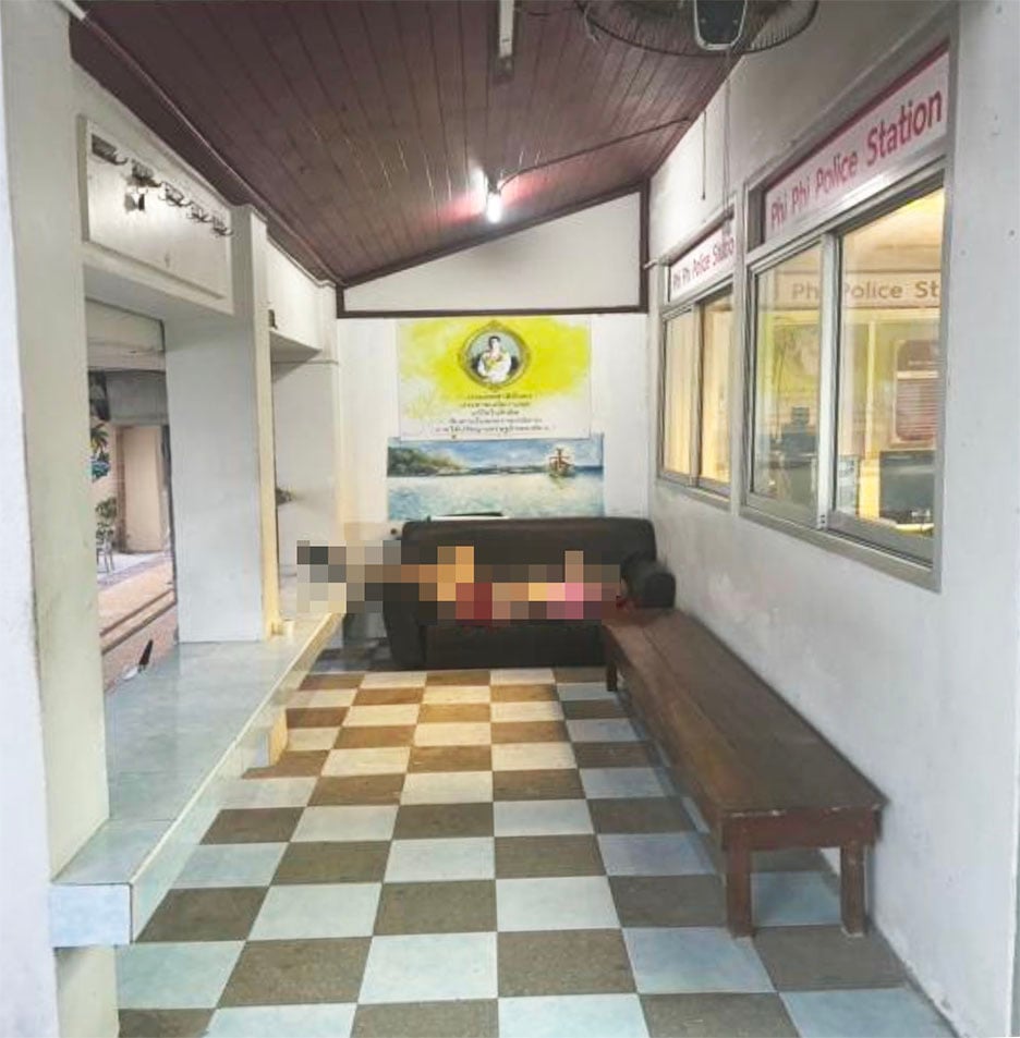 Le corps d’un touriste français est retrouvé sur un canapé au poste de police de Phi Phi dans la province de Krabi le 25 juillet 2025 ©Khaosod
