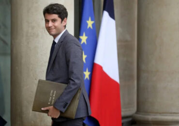 Gabriel Attal l'a assuré sur TF1 le 27 mars : "L'année dernière, l'État a dépensé ce qui était prévu. Il n'y a pas eu de dérapage." "Il y a eu un ralentissement qui fait qu’on a eu moins de recettes et un déficit", a-t-il développé, expliquant vouloir "désendetter" la France en maintenant "un cap des 3%" de déficit en 2027.