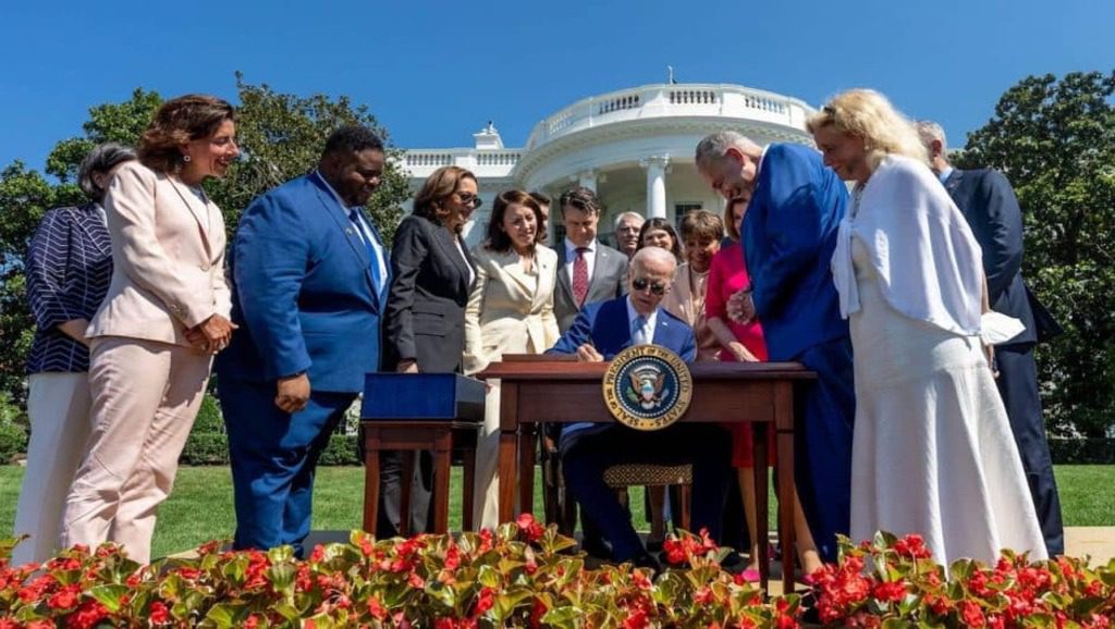 Un an après, le plan climat de Joe Biden continue de susciter des remous à l’étranger