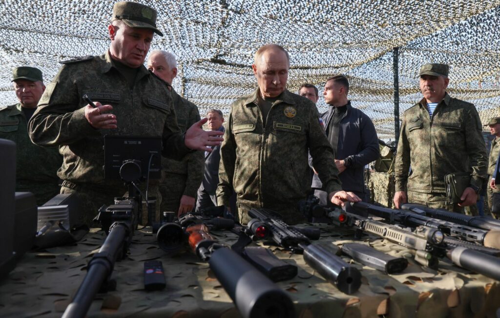 Vladimir Poutine visitant un arsenal pour le front de la guerre en Ukraine.