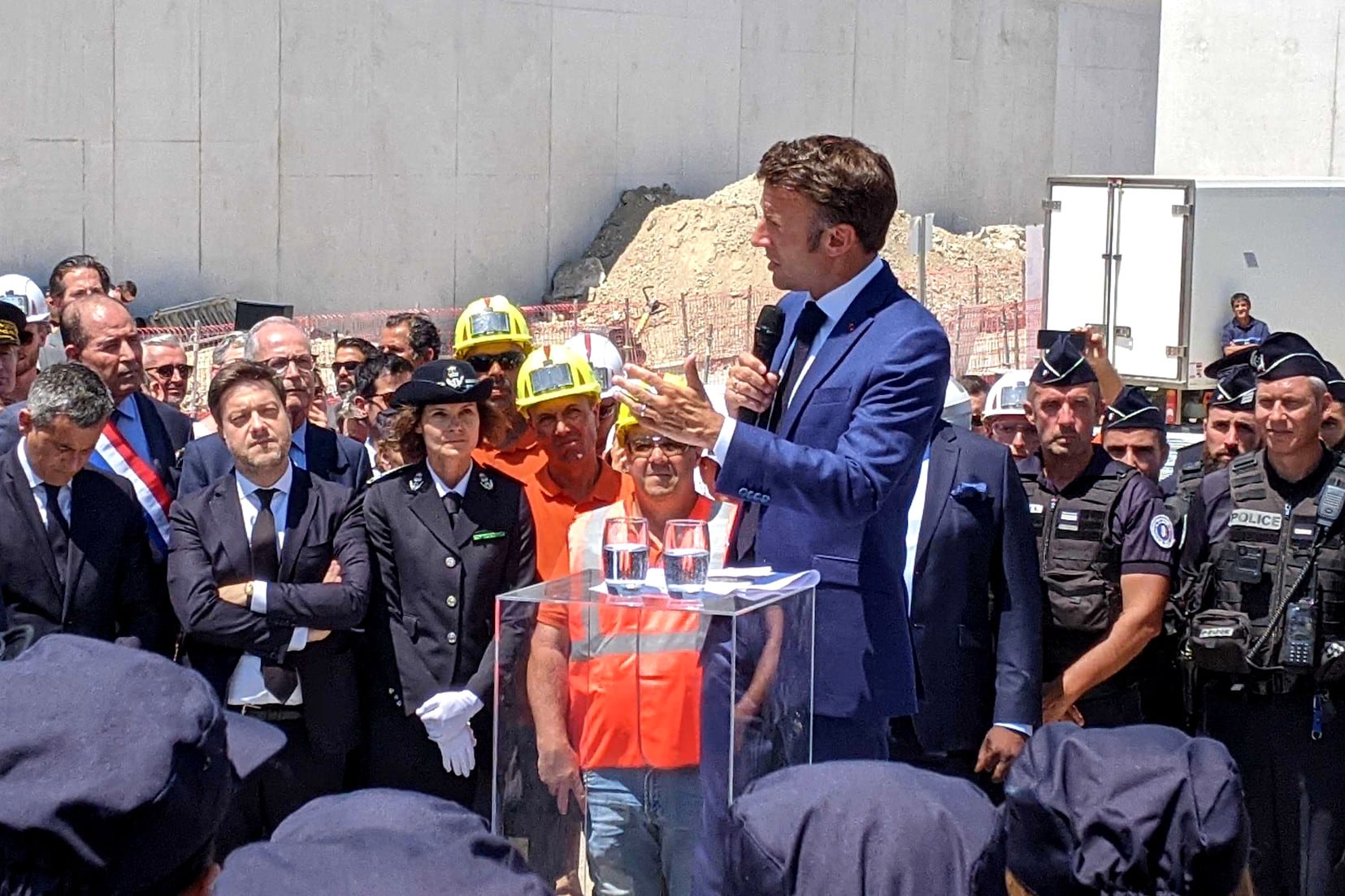 « Il faut une responsabilisation de tous car c’est rare qu’il y a du trafic de drogue s’il n’y a pas de consommateurs de drogue », rappelle Emmanuel Macron, au premier jour de son déplacement à Marseille, invitant « tout le monde à être responsable ».