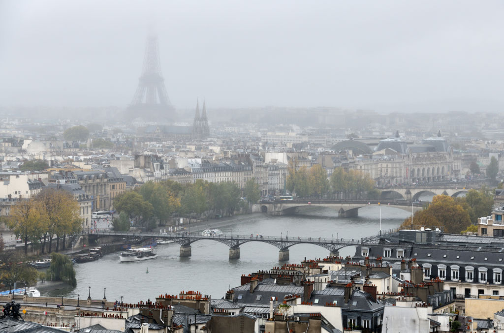 Vue sur les quais de Seine, la tour Eiffel et les quartiers historiques de Paris