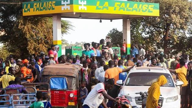 Des personnes se rassemblent dans une station-service, alors que la pénurie de carburant causée par un blocus imposé début septembre par les djihadistes du JNIM se poursuit, à Bamako, au Mali, le 1er novembre 2025.