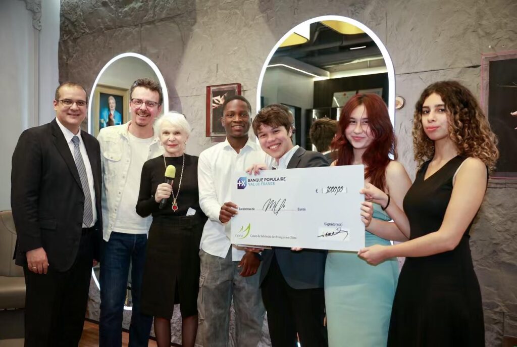 Remise de chèque à Pekin. Aide aux familles françaises en Chine grâce à la Caisse de Solidarité des Français de Chine (CSFC), association dont David Bassir est VP)