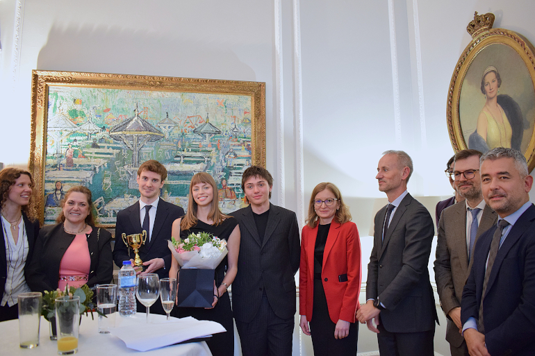 Les lauréats entourés des organisateurs et invités après la remise des prix à Belgravia.