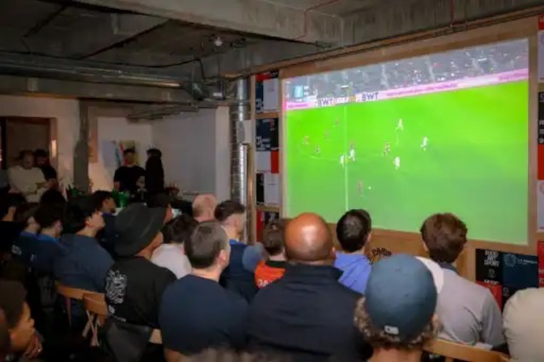 Retransmission du match Stade Rennais &ndash; Paris Saint-Germain au sein de &ldquo;La Maison London&rdquo;, dans une ambiance rappelant les soirs du Parc des Princes.