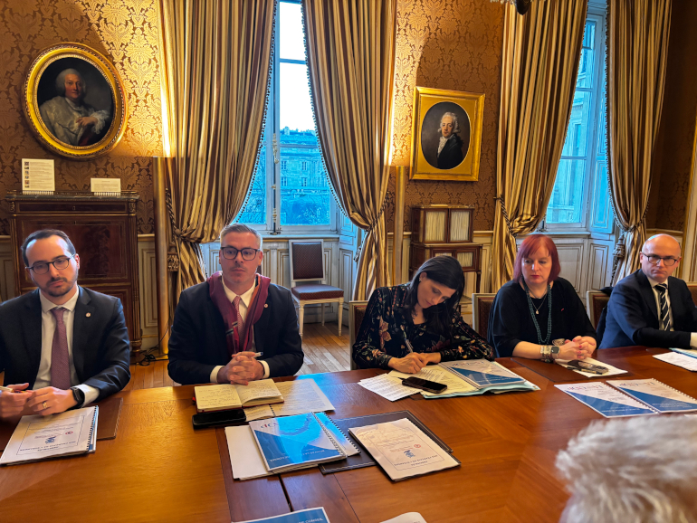 Réunion de travail lors de la remise du rapport de la protection sociale à Eléonore Caroit, ministre déléguée en charge des Français de l'étranger