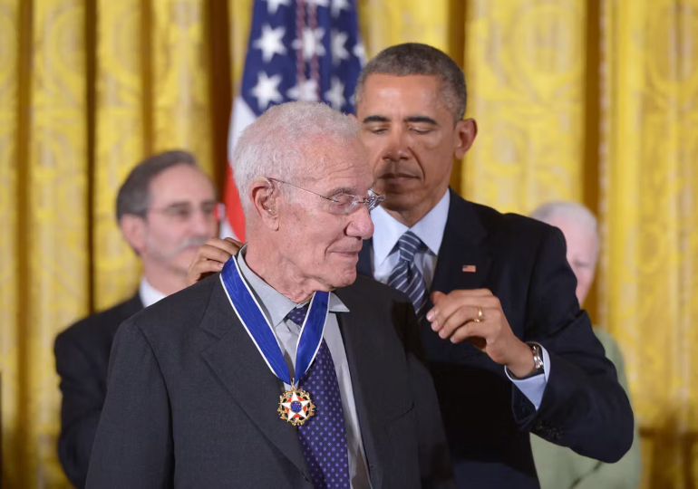 Le pr&eacute;sident des Etats-Unis Barack Obama remet la m&eacute;daille de la Libert&eacute; &agrave; l&rsquo;&eacute;conomiste Robert Solow, &agrave; Washington, en 2014.