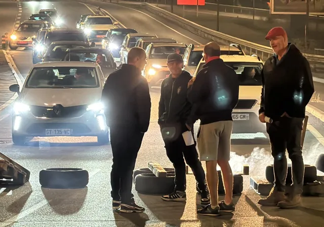 Dès 5h30 du matin, le rond-point desservant l'hypermarché Auchan de Petite-Forêt