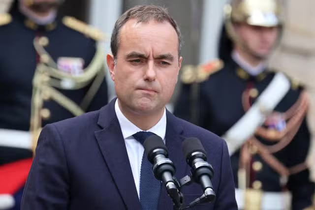 Sébastien Lecornu sur le perron de Matignon lundi 06 octobre 2025