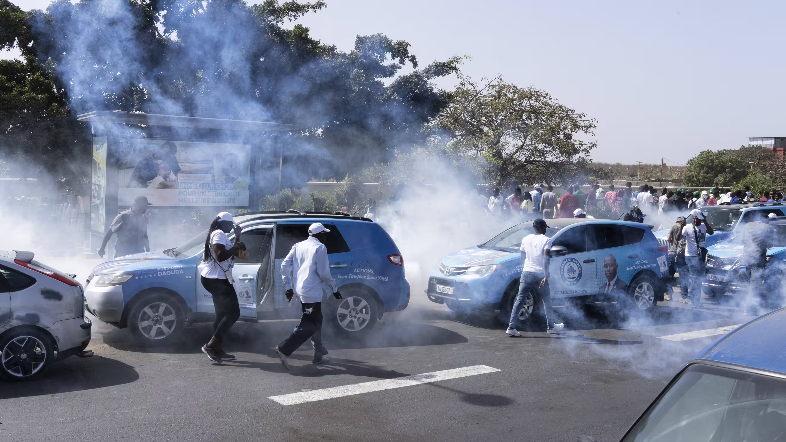 « Nous rejetons systématiquement le décret [reportant la présidentielle]. Nous donnons rendez-vous ce dimanche à tous les Sénégalais pour une marche » à Dakar, a déclaré Cheikh Tidiane Youm, un porte-parole de l&rsquo;opposition, sur la radio RFM alors que le président vient d&rsquo;annoncer le report de l&rsquo;élection prévue le 28 février. Une nouvelle crise majeure pourrait s&rsquo;ouvrir dans ce pays.