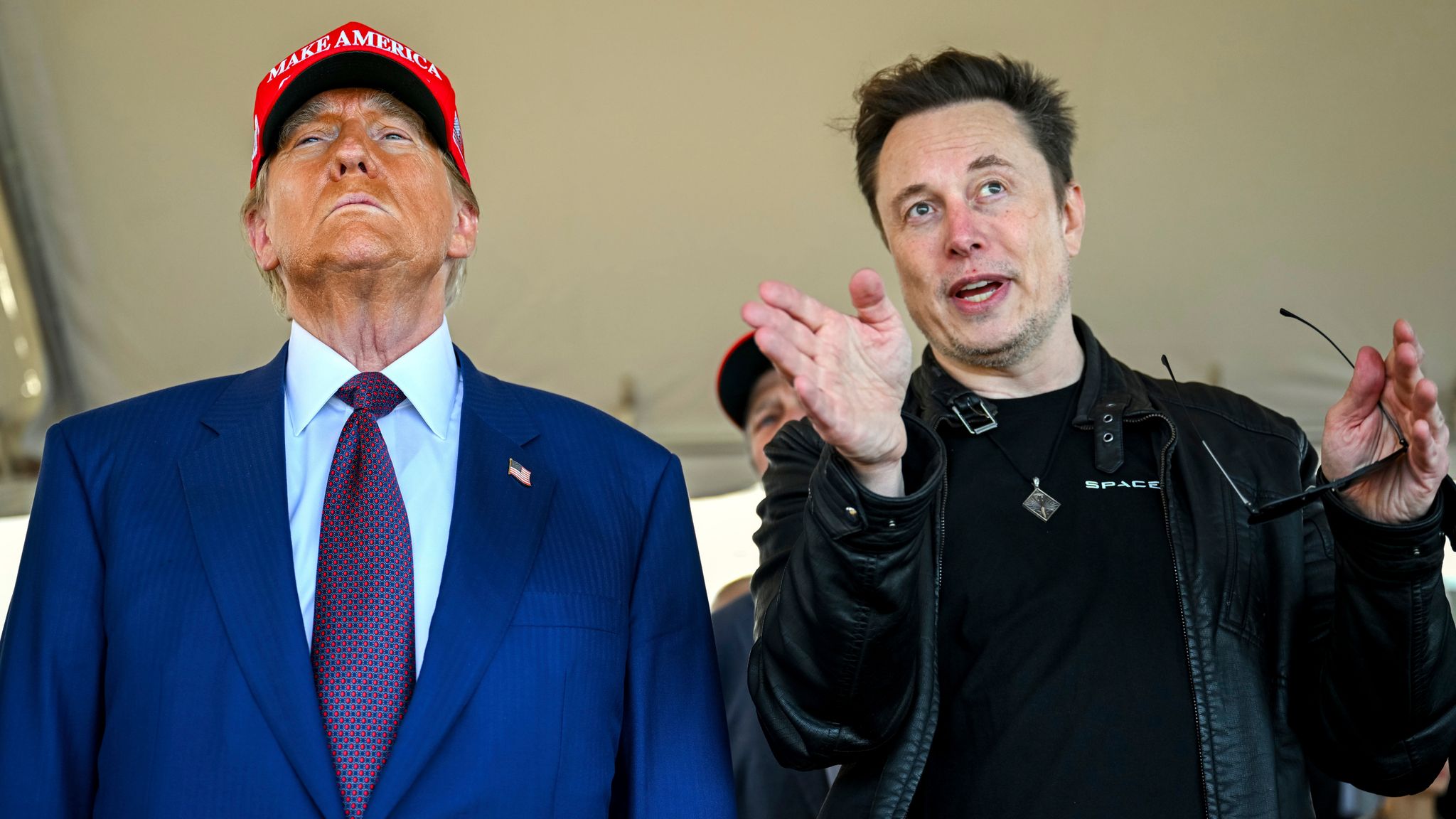 Le président élu Donald Trump écoute Elon Musk alors qu’il arrive au lancement d’une fusée SpaceX le mois dernier. Photo : AP