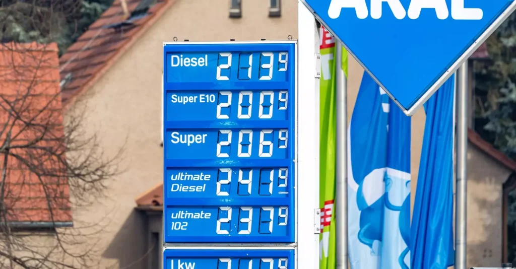 En Allemagne, les prix ont d&eacute;pass&eacute; les deux euros le litre pour tous les types de carburants. Ici dans une station service du Brandenburg, le 8 mars 2026.