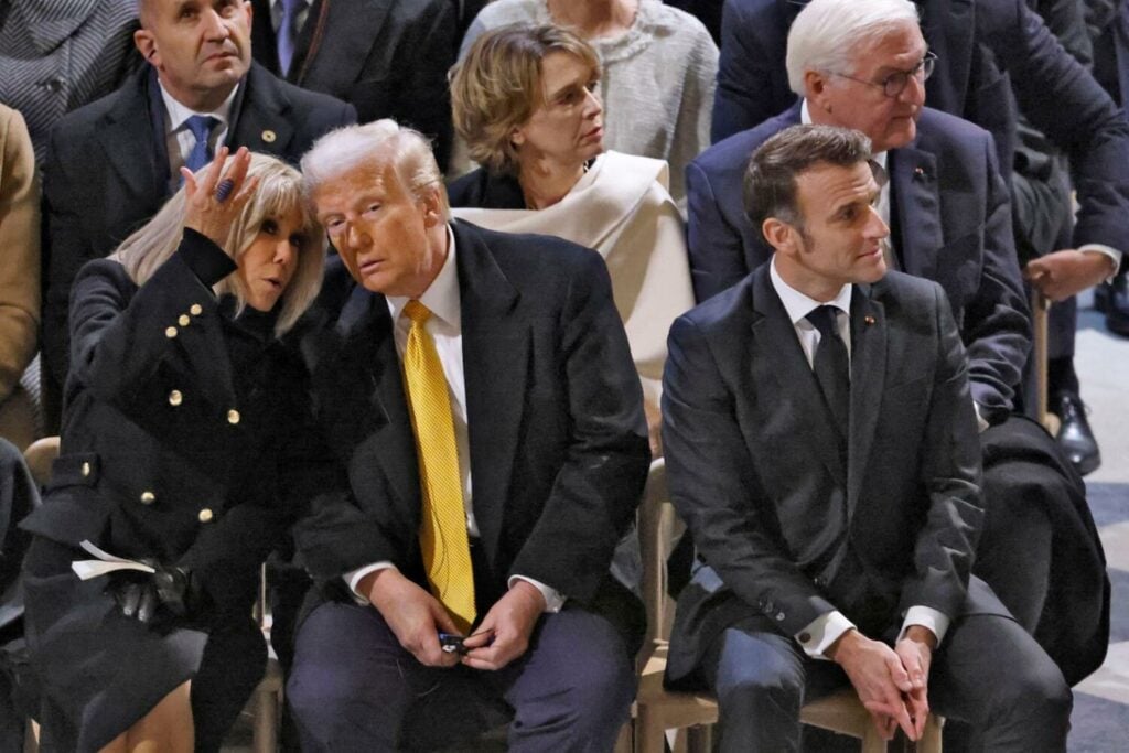 Les présidents élus des États-Unis, Donald Trump et Brigitte Macron s’entretiennent avec leur mari, le président français Emmanuel Macron, dans la cathédrale Notre-Dame de Paris, le 7 décembre 2024. – Reuters