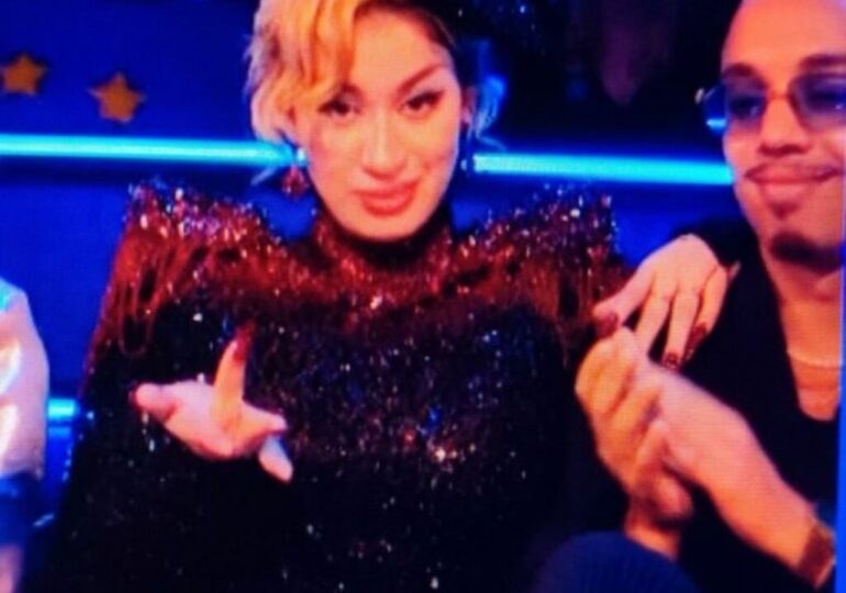 "Était-ce, alors, un doigt d'honneur? "Absolument pas" - La grande Zarra interrogée sur son geste lors de l'annonce des points qui lui ont été accordés, samedi soir, en direct, lors de l'Eurovision 2023.