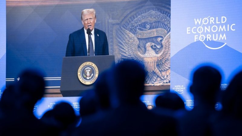 Le président américain Donald J. Trump apparaît sur un écran alors qu'il s'adresse par liaison vidéo à une session plénière lors de la 55e réunion annuelle du Forum économique mondial (WEF) à Davos, en Suisse, le 23 janvier 2025. ©EPA-EFE/LAURENT GILLIERON