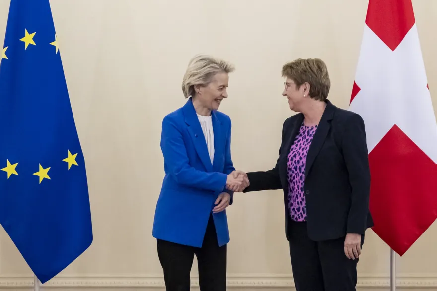 Poign&eacute;e de main hautement symbolique le 20 d&eacute;cembre 2025 &agrave; Berne, entre Ursula von der Leyen et Viola Amherd pour marquer l'aboutissement des n&eacute;gociations entre Berne et Bruxelles.