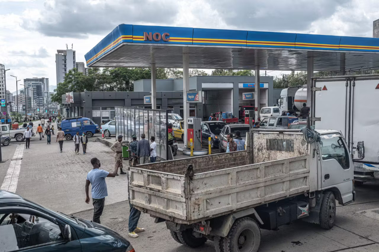 Des véhiculent font la queue devant une station essence pendant une période de pénurie de carburant dans la capitale éthiopienne Addis-Abeba, le 27 mars 2026.