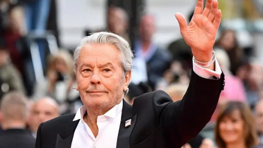 Emmanuel Macron a rendu hommage à Alain Delon, le qualifiant de « monument français » et saluant ses « rôles légendaires » qui ont « fait rêver le monde ». « Monsieur Klein ou Rocco, le Guépard ou le Samouraï, Alain Delon a incarné des rôles légendaires, et fait rêver le monde ».