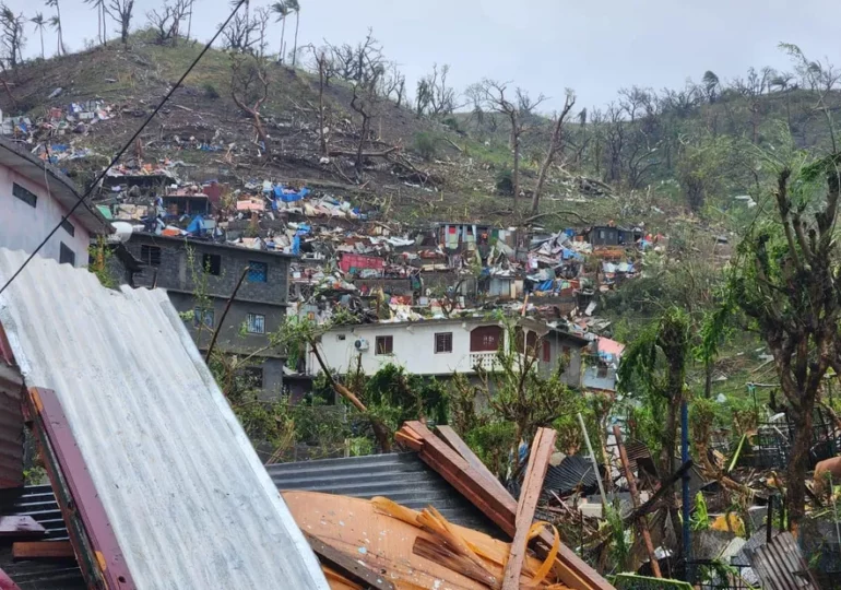 Le préfet de Mayotte a évoqué sur le plateau de La 1ère (France Télévision Outre-mers) le difficile bilan après le passage de Chido. "Je pense qu'il y aura certainement plusieurs centaines (de morts), peut-être approcherons-nous le millier, voire quelques milliers", a-t-il assuré.