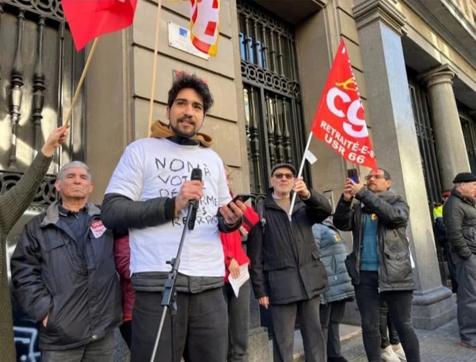 Youssef Hanayen participant &agrave; une manifestation, le 31 janvier 2023, devant le consulat de France &agrave; Barcelone, en soutien aux syndicats fran&ccedil;ais mobilis&eacute;s contre la r&eacute;forme des retraites port&eacute;e par le gouvernement Borne.